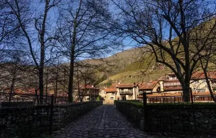 B&aacute;rcena Mayor con sus tradicionales casas de piedra en la sierra c&aacute;ntabra en un d&iacute;a soleado. / A.S.
