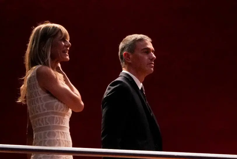 El presidente del Gobierno, Pedro S&aacute;nchez, y su mujer, Bego&ntilde;a G&oacute;mez, a su llegada a la entrega del Premio Donostia a Pedro Almod&oacute;var. / Unanue
