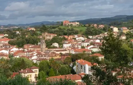 Vista panor&aacute;mica de Comillas y su iglesia. / A.S.