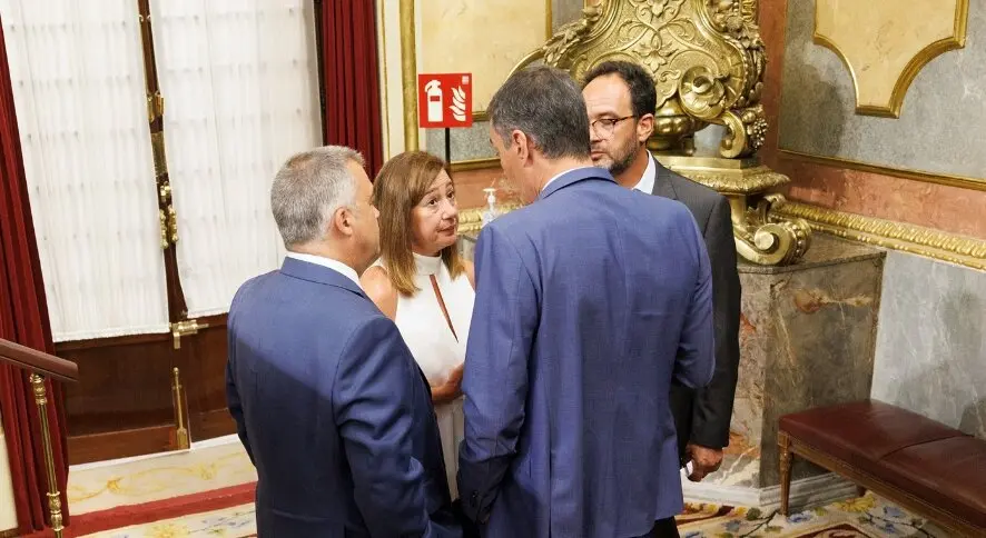 (I-D) El exsecretario de organizaci&oacute;n del PSOE, Santos Cerd&aacute;n, la presidenta del Congreso, Francina Armengol, el presidente del Gobierno, Pedro S&aacute;nchez, y el diputado, Antonio Hernando. / Eduardo Parra