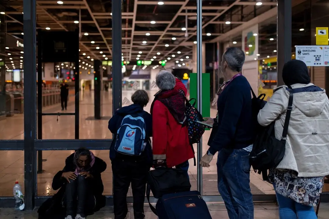 Estaci&oacute;n de Sants durante la noche del apag&oacute;n. / Lorena Sope&ntilde;a