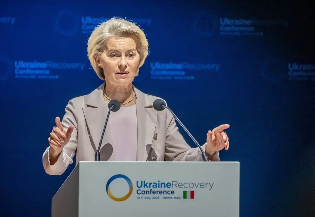 Ursula von der Leyen, presidenta de la Comisi&oacute;n Europea, interviene en la conferencia de reconstrucci&oacute;n de Ucrania. / Michael Kappeler