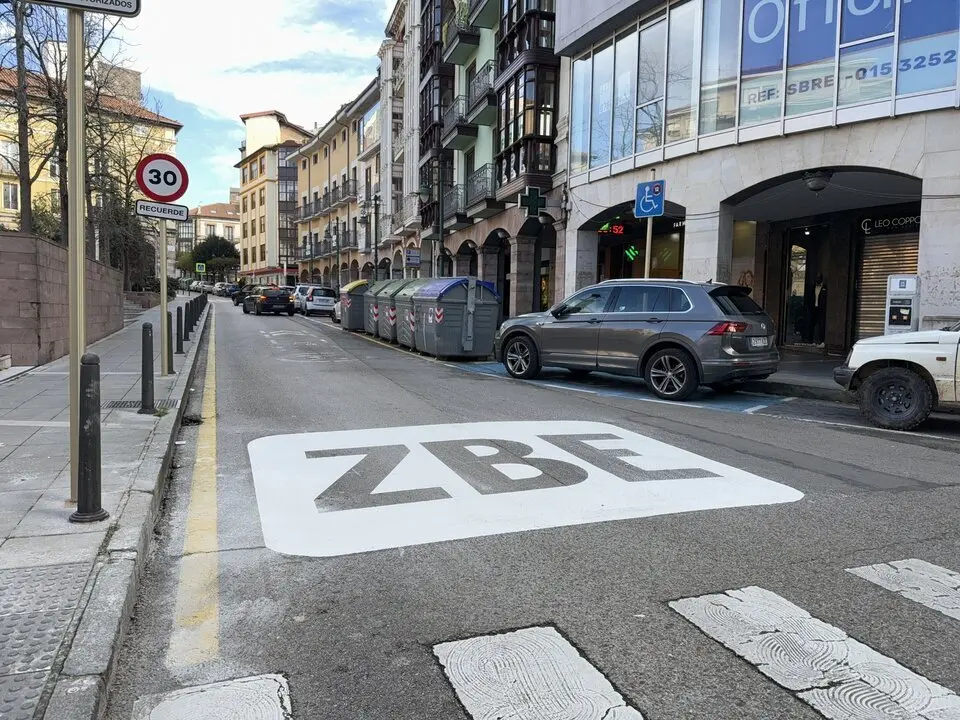 Una de las zonas de bajas emisiones en la ciudad. / A.E