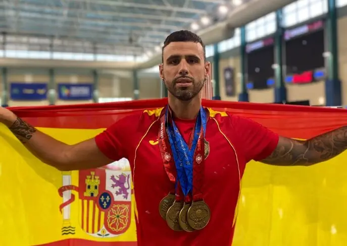 El c&aacute;ntabro, Roberto Veiga con las cuatro medallas de oro. / IG