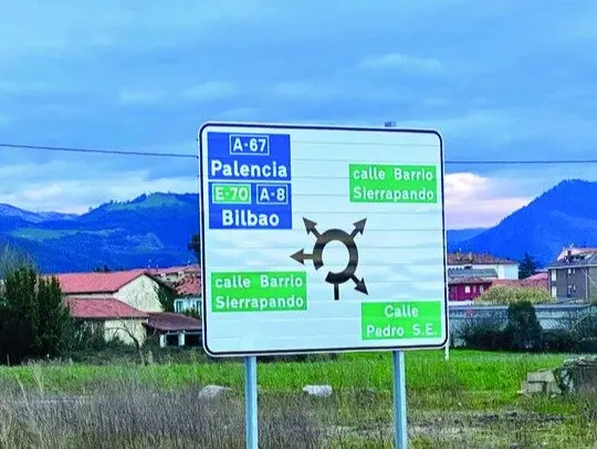 Las deficiencias en los carteles de tr&aacute;fico est&aacute;n provocando confusi&oacute;n y atascos. / A.E.