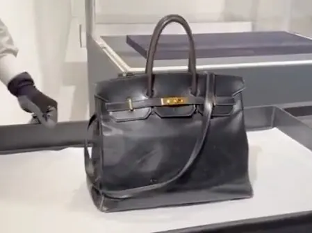 El bolso m&aacute;s caro del mundo subastado en Par&iacute;s. / RRSS