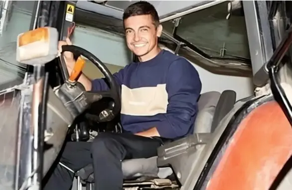 David Lafoz subido a su tractor en una imagen publicada en redes sociales. / RRSS