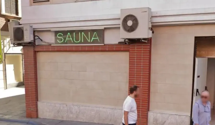 Fachada de la sauna regentada por el padre de Bego&ntilde;a G&oacute;mez. / Google Maps