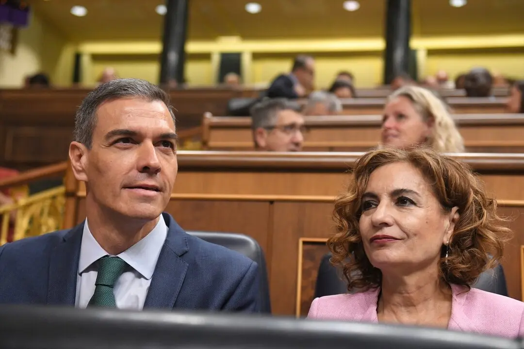 El presidente del Gobierno, Pedro S&aacute;nchez, y la vicepresidenta primera y ministra de Hacienda, Mar&iacute;a Jes&uacute;s Montero, durante una sesi&oacute;n de control al Gobierno. / Fernando S&aacute;nchez