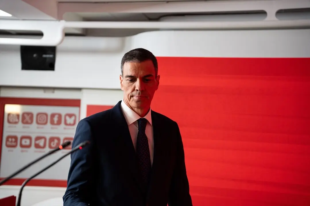 El presidente del Gobierno y Secretario General del PSOE, Pedro S&aacute;nchez, a su llegada a una rueda de prensa, en la sede del PSOE en Ferraz. / Gabriel Luengas