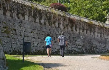 Dos personas paseando por la calle. / A.S.