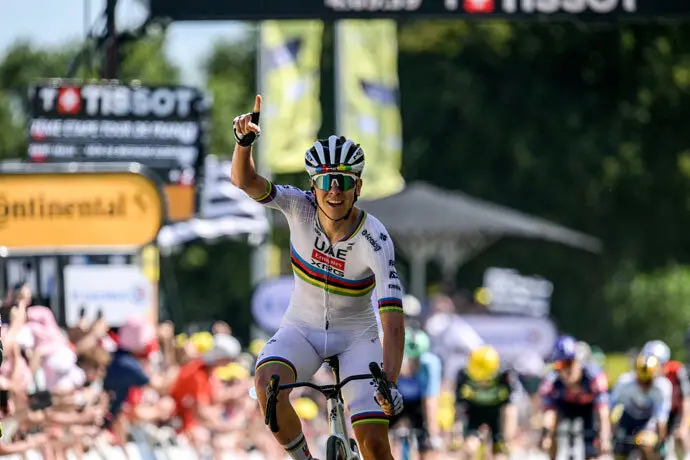El ciclista Tadej Pogacar (UAE Team Emirates-XRG)cruza la l&iacute;nea de meta. / ep
