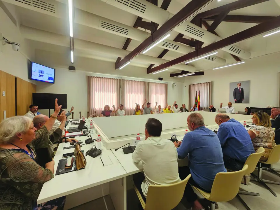 Pleno extraordinario en el edificio municipal de La Llama. / A.E.
