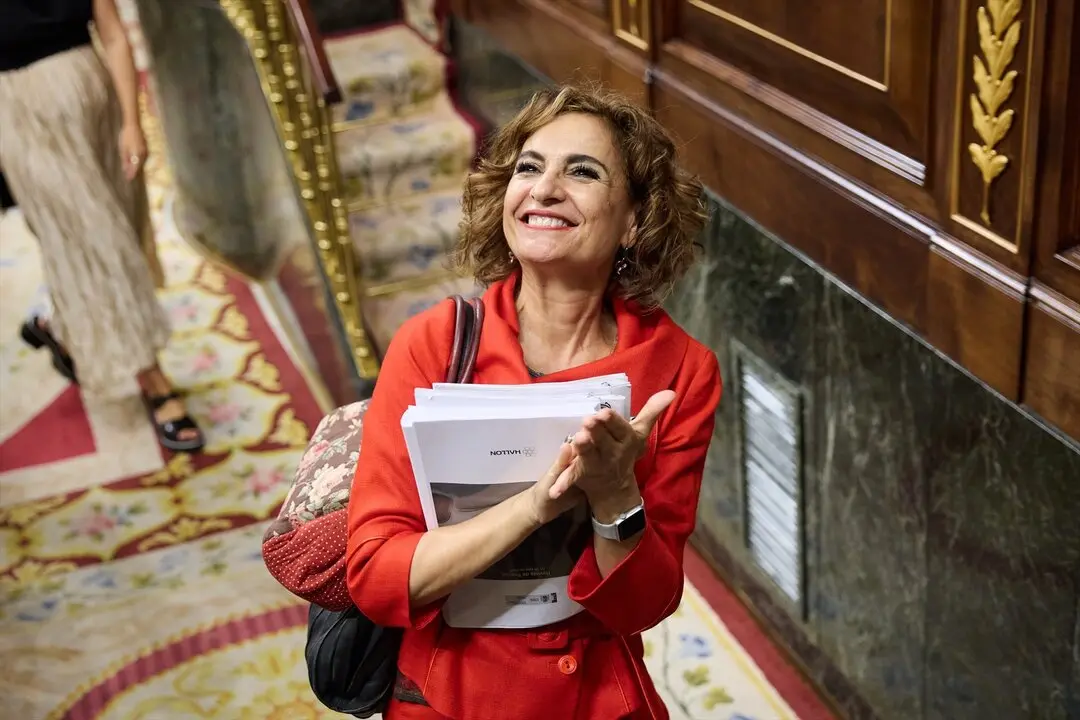 La vicepresidenta primera y ministra de Hacienda, Mar&iacute;a Jes&uacute;s Montero, a su salida de un pleno extraordinario. / Jes&uacute;s Hell&iacute;n