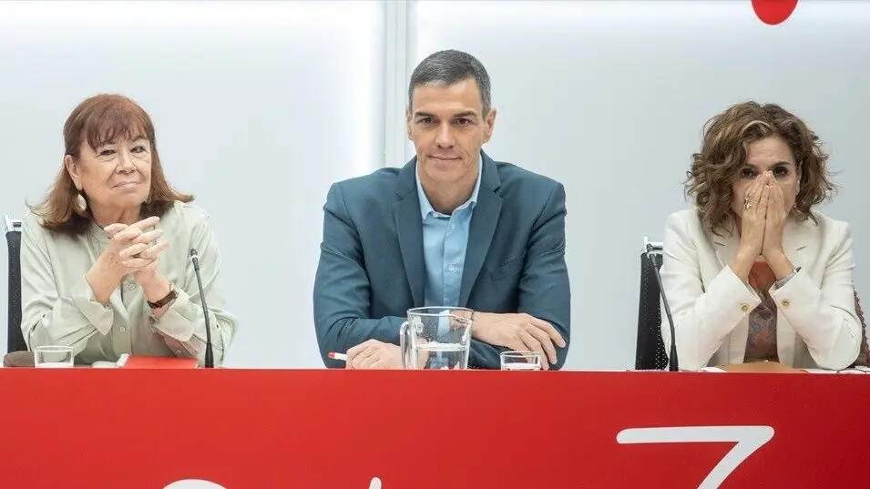(I-D) La presidenta del PSOE, Cristina Narbona: el presidente del Gobierno, Pedro S&aacute;nchez y la vicesecretaria general del PSOE, vicepresidenta primera del Gobierno y ministra de Hacienda, Mar&iacute;a Jes&uacute;s Montero. / Alejandro Mart&iacute;nez Velez