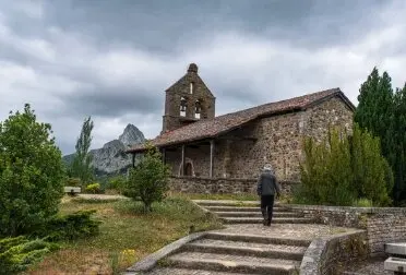 Una persona paseando por la iglesia de Ria&ntilde;o. / A.S.