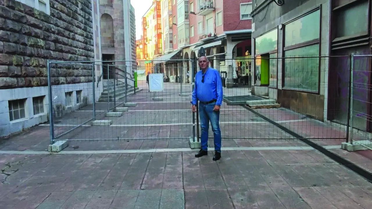 El concejal del PP, Francisco Trueba, junto al edificio que se proyecta para demolici&oacute;n en el centro. / Alerta