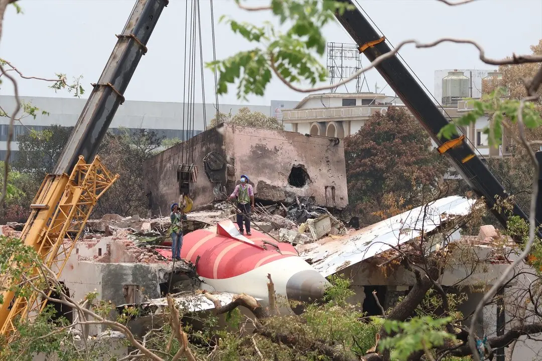 Una gr&uacute;a recupera parte del fuselaje del Boeing 787 de Air India el 14 de junio de 2025 en Ahmedabad, India. / Basit Zargar