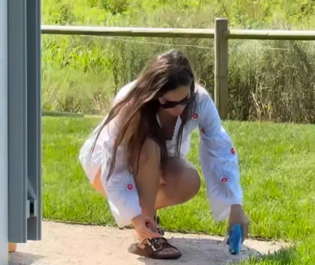 Mar&iacute;a Pombo hace un ritual para que no llueva en el bautizo de sus sobrinas. / Mpombo
