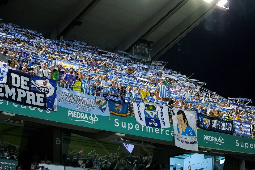 Aficionados del M&aacute;laga durante un partido de la Liga Hypermotion en la Rosaleda. / EP
