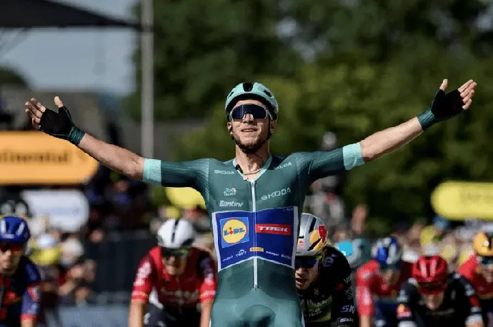 El ciclista Jonathan Milan cruza la l&iacute;nea de meta. / x
