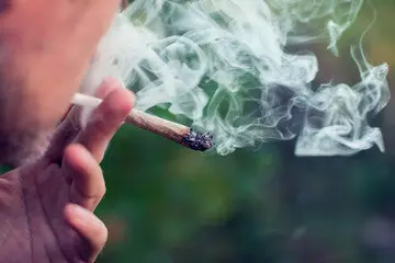 Una persona fumando tabaco de liar. / A.S.P