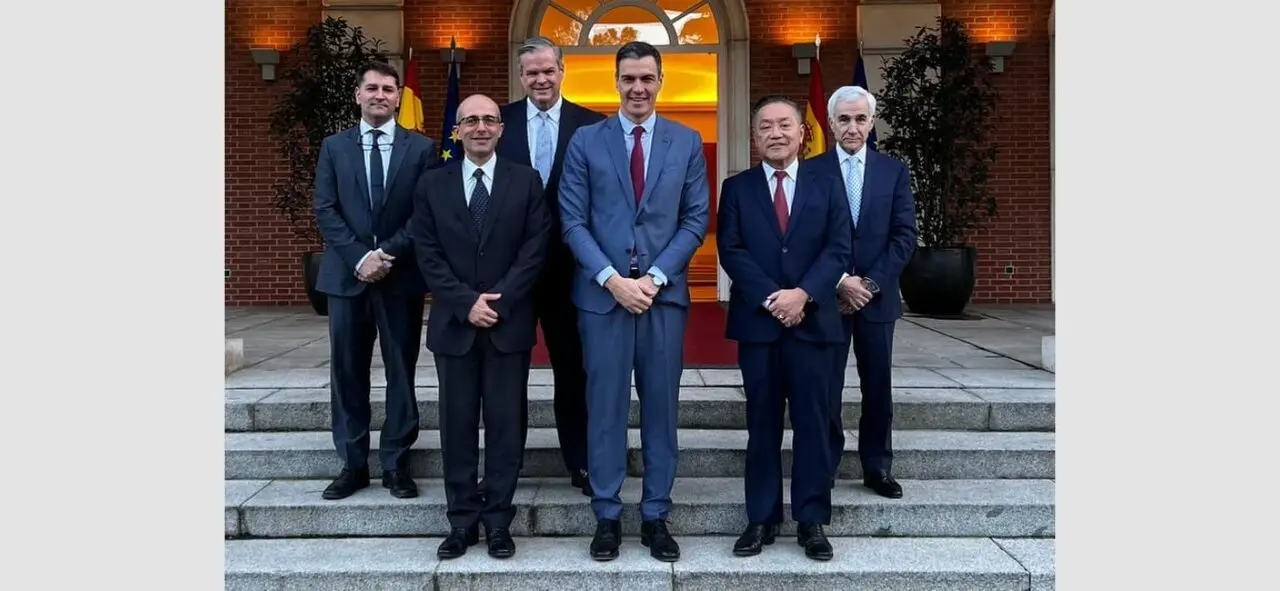 Reuni&oacute;n del presidente del Gobierno, Pedro S&aacute;nchez (centro), con representantes de Broadcom en julio de 2023. / Archivo / A.E