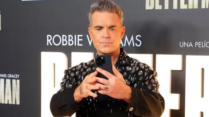 La madre de Robbie Williams, Janet, de 84 a&ntilde;os, padece demencia y ya no lo reconoce. / EP