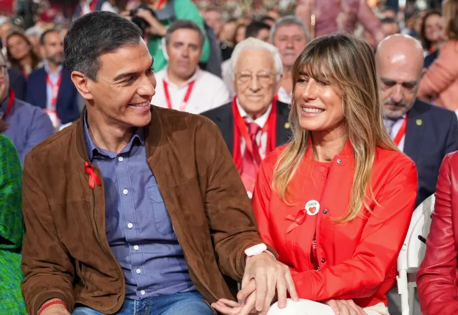 Pedro S&aacute;nchez y Bego&ntilde;a G&oacute;mez durante un acto con el PSOE. / EP