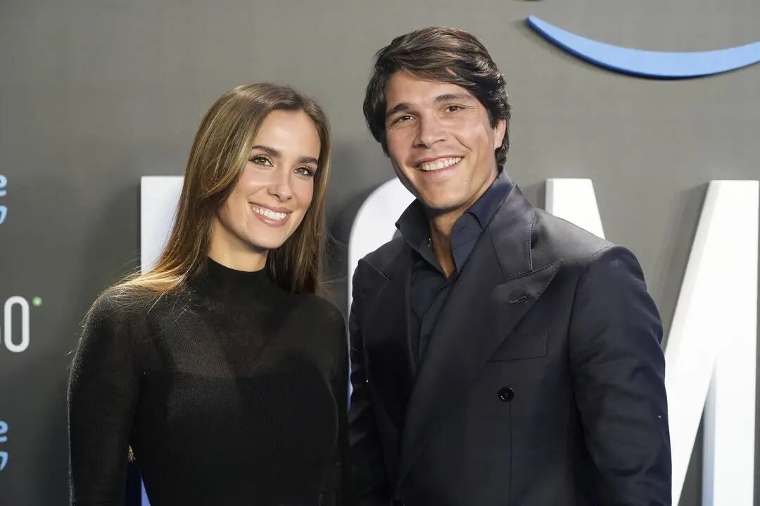 Mar&iacute;a Pombo y Pablo Castellano posan en el photocall durantte la premiere de la docuserie 'Pombo'. / &Aacute;ngel D&iacute;az