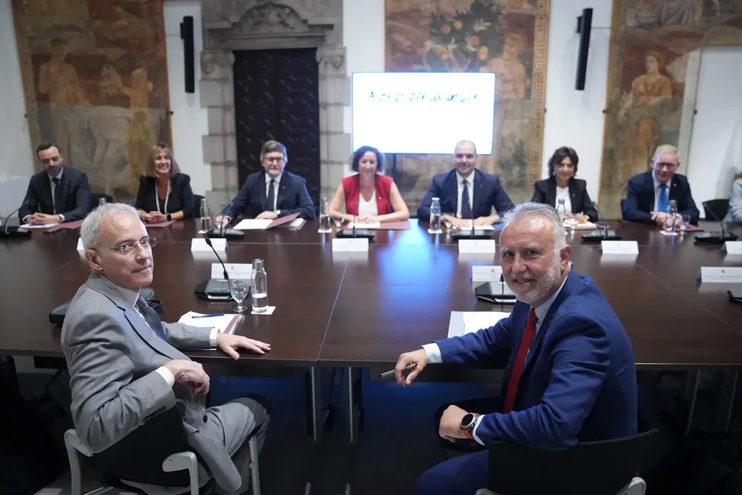 El ministro de Pol&iacute;tica Territorial y Memoria Democr&aacute;tica de Espa&ntilde;a, &Aacute;ngel V&iacute;ctor Torres (d), durante la Comisi&oacute;n bilateral Estado-Generalitat, en el Palau de la Generalitat. / David Zorrakino