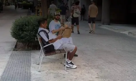 Jared Leto comparti&oacute; pan con un vecino en un banco del Eixample. / Redes Sociales