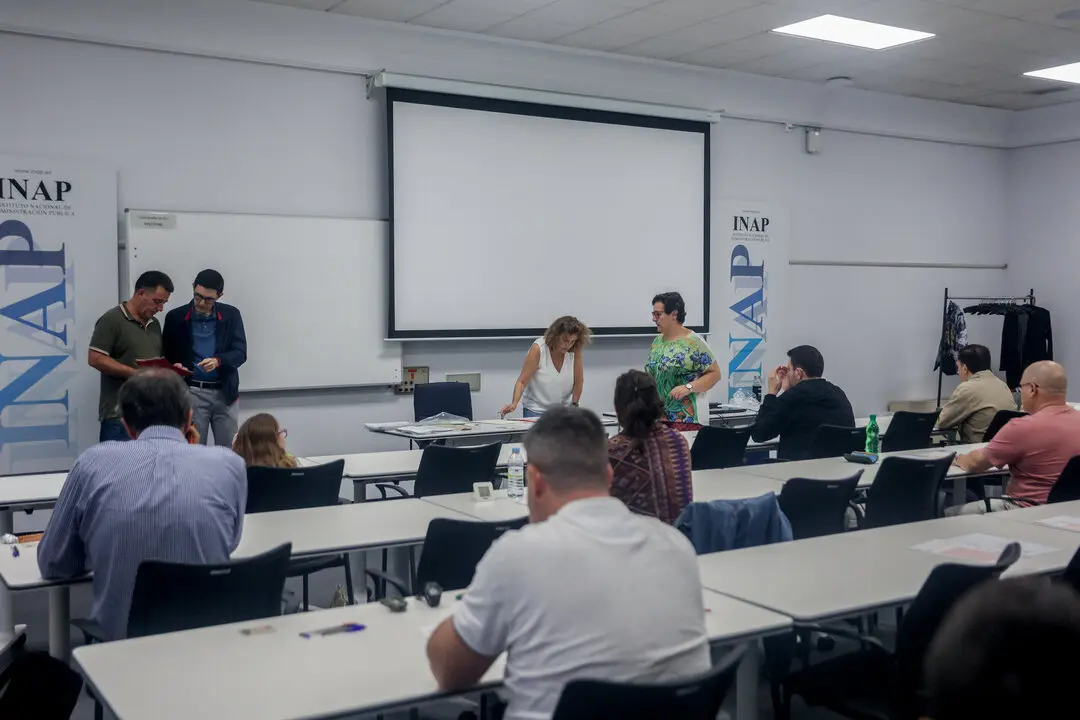 Varias personas en el Instituto Nacional de Administraci&oacute;n P&uacute;blica mientras se realizan las oposiciones. / EP