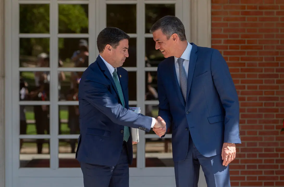 El lehendakari, Imanol Pradales (i), y el presidente del Gobierno, Pedro S&aacute;nchez (d). / EP