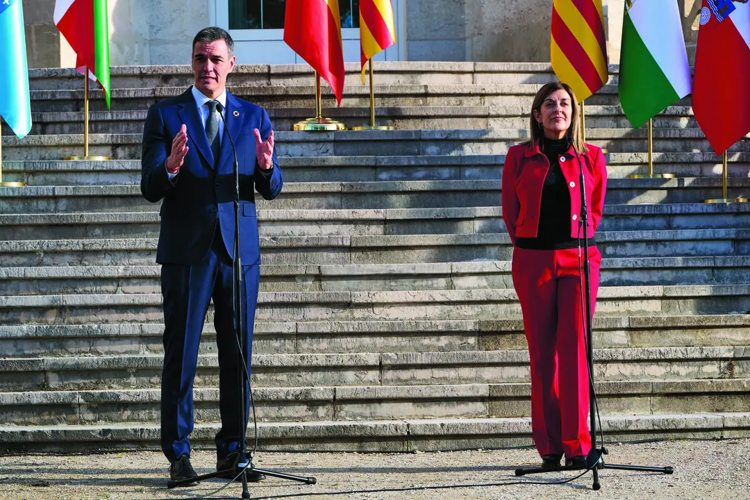 El presidente del Gobierno, Pedro S&aacute;nchez, y la presidenta del Gobierno de Cantabria, Mar&iacute;a Jos&eacute; S&aacute;enz de Buruaga, intervienen durante la
XXVII Conferencia de Presidentes, que se celebr&oacute; el pasado diciembre en el Palacio de la Magdalena. / Alerta