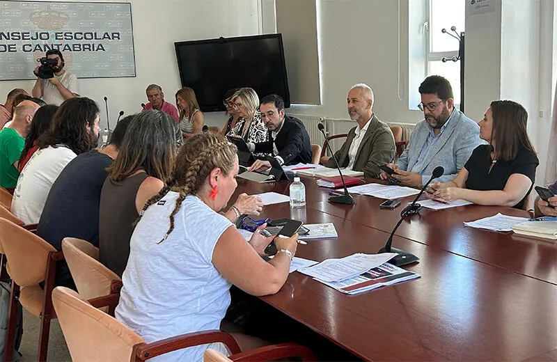 El consejero de Educaci&oacute;n, Formaci&oacute;n Profesional y Universidades, Sergio Silva, asiste a la mesa de negociaci&oacute;n con la Junta de Personal Docente. / A.E