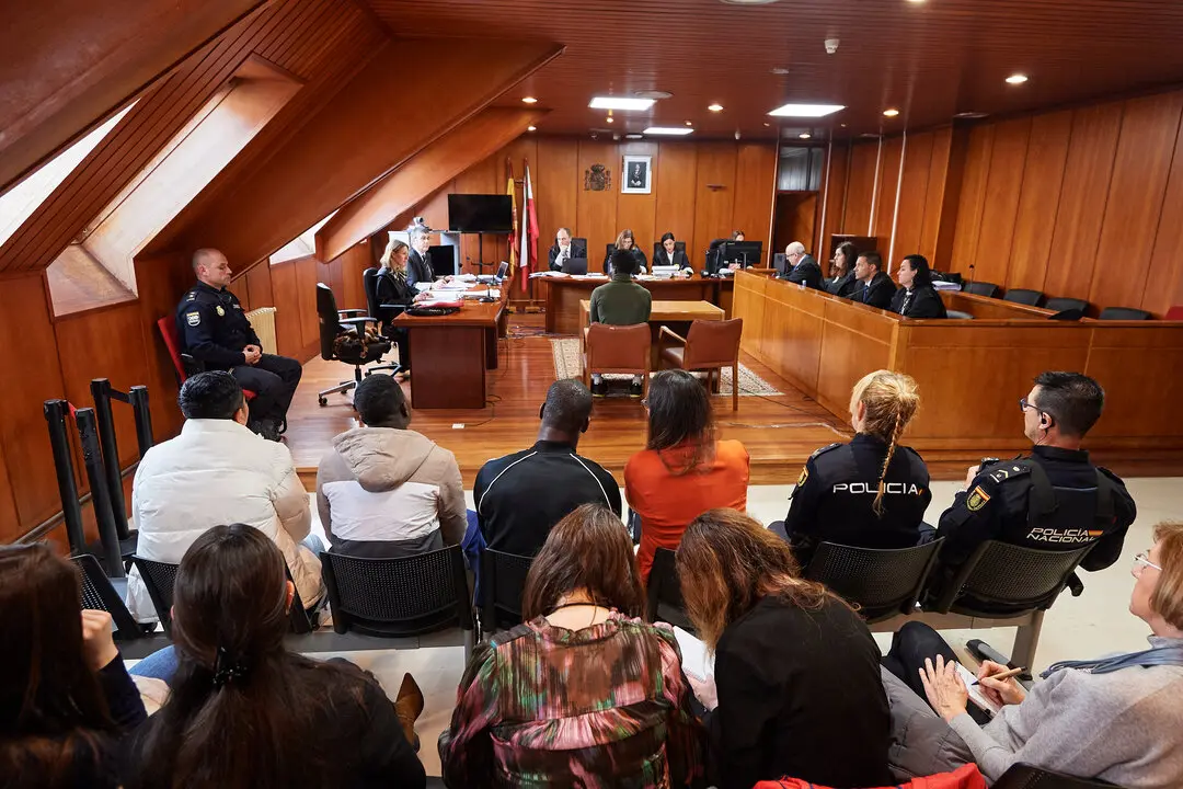 Los acusados durante un juicio por la violaci&oacute;n grupal en Santander en 2022. / EP
