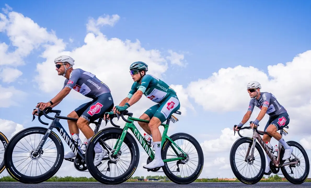 Varios ciclistas en la tercera etapa del Tour. / Jasper Jacobs