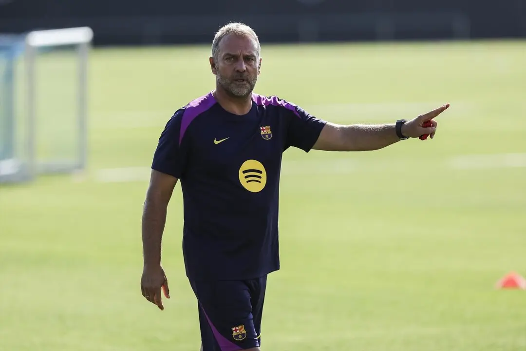 Flick durante el entrenamiento de hoy con el Barcelona. / EP