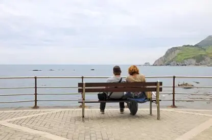 Dos personas frente al mar en Laredo. / A.S.