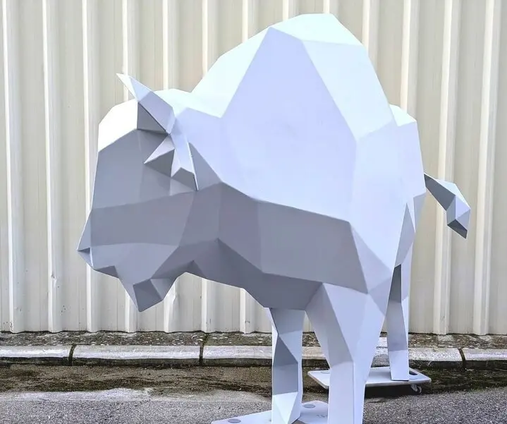 Uno de los bisontes que estar&aacute;n en Torrelavega. / OTARU esculturas