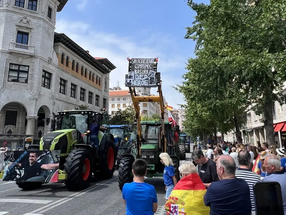 Tractorada en el centro de Santander en homenaje a David Lafoz. / EP