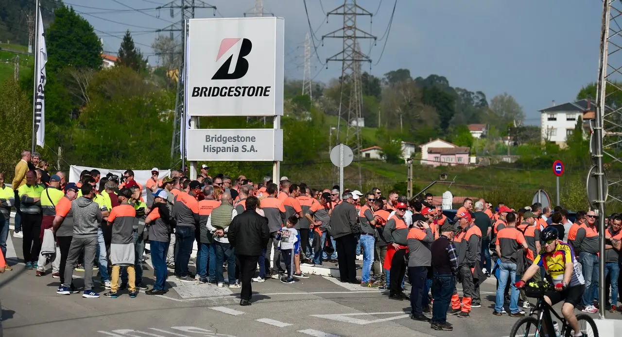 Decenas de personas durante la manifestaci&oacute;n de la plantilla de Bridgestone. / EP