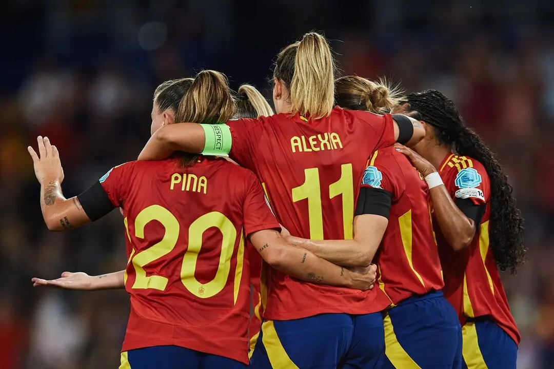 Las jugadoras de la selecci&oacute;n espa&ntilde;ola celebran unos de sus goles en la victoria ante Portugal en la Eurocopa de 2025. / RFEF