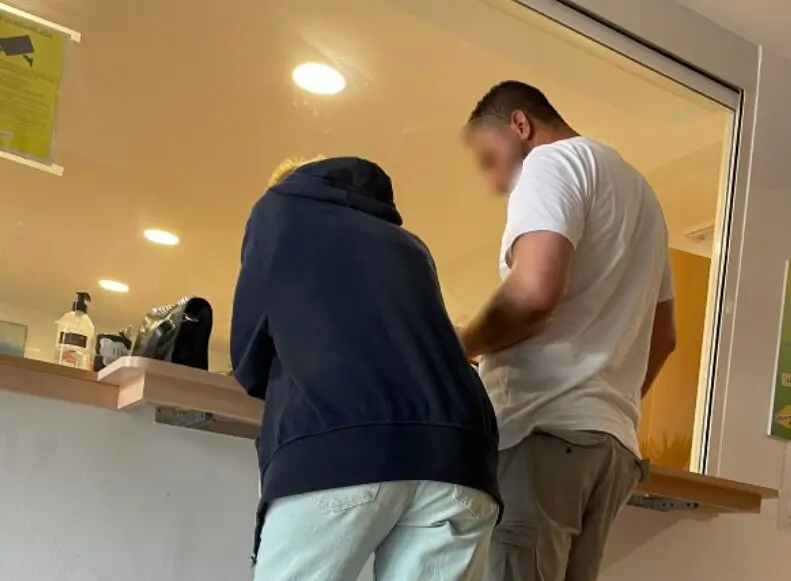 Uno de los momentos del empadronamiento de un marroqu&iacute;. / M.D.