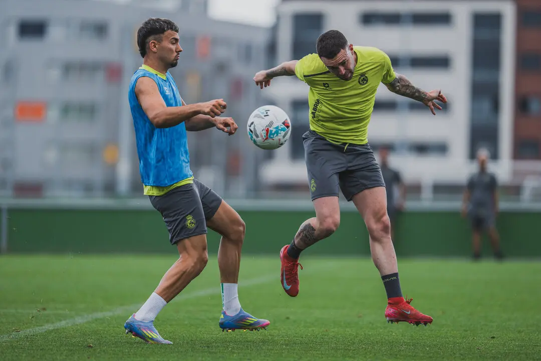 Juan Carlos durante el entrenamiento de ayer con Manu Hernando. / RRC