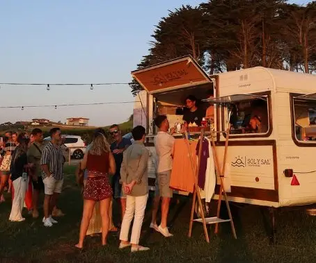 Varias personas disfrutan en el Mirador de la Corneja. / S.S.