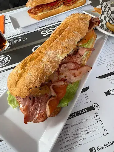Uno de los bocadillos que ofrece el local. / A.E