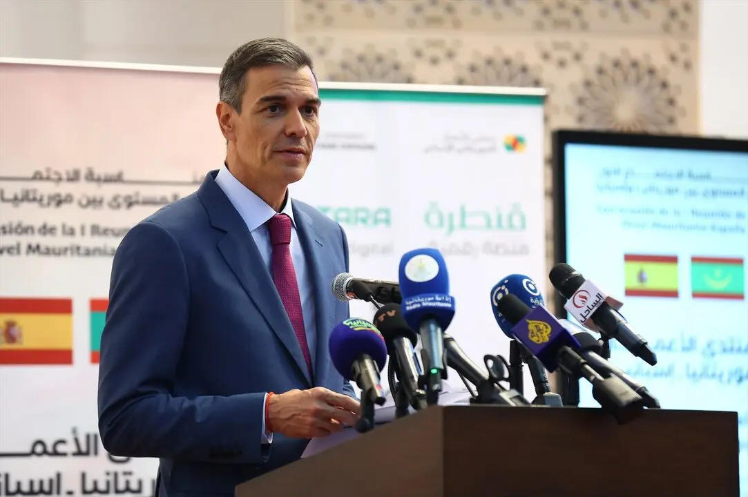 El presidente del Gobierno, Pedro S&aacute;nchez, ofrece una rueda de prensa durante un viaje oficial a la Rep&uacute;blica Isl&aacute;mica de Mauritania. / EP
