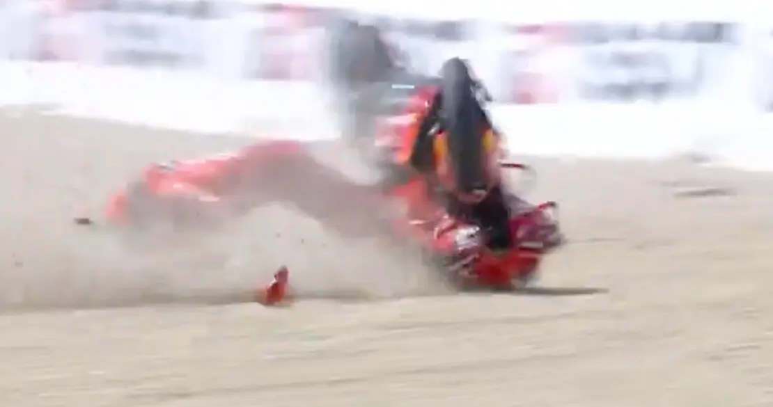 Marc M&aacute;rquez se cae y Bagnaia se lleva el sprint. / X